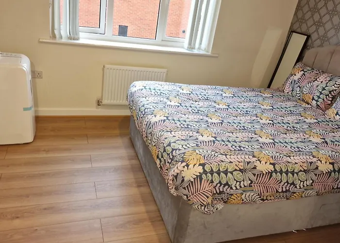 Stunning Canal View 2 Bedroom Home With Free Parking