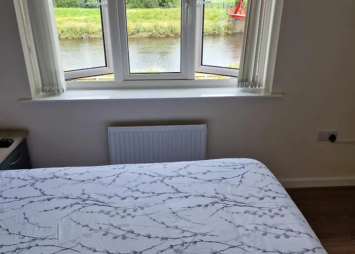 Stunning Canal View 2 Bedroom Home With Free Parking