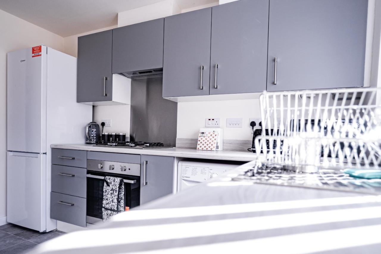 Stunning Canal View 2 Bedroom With Free Parking * Манчестер