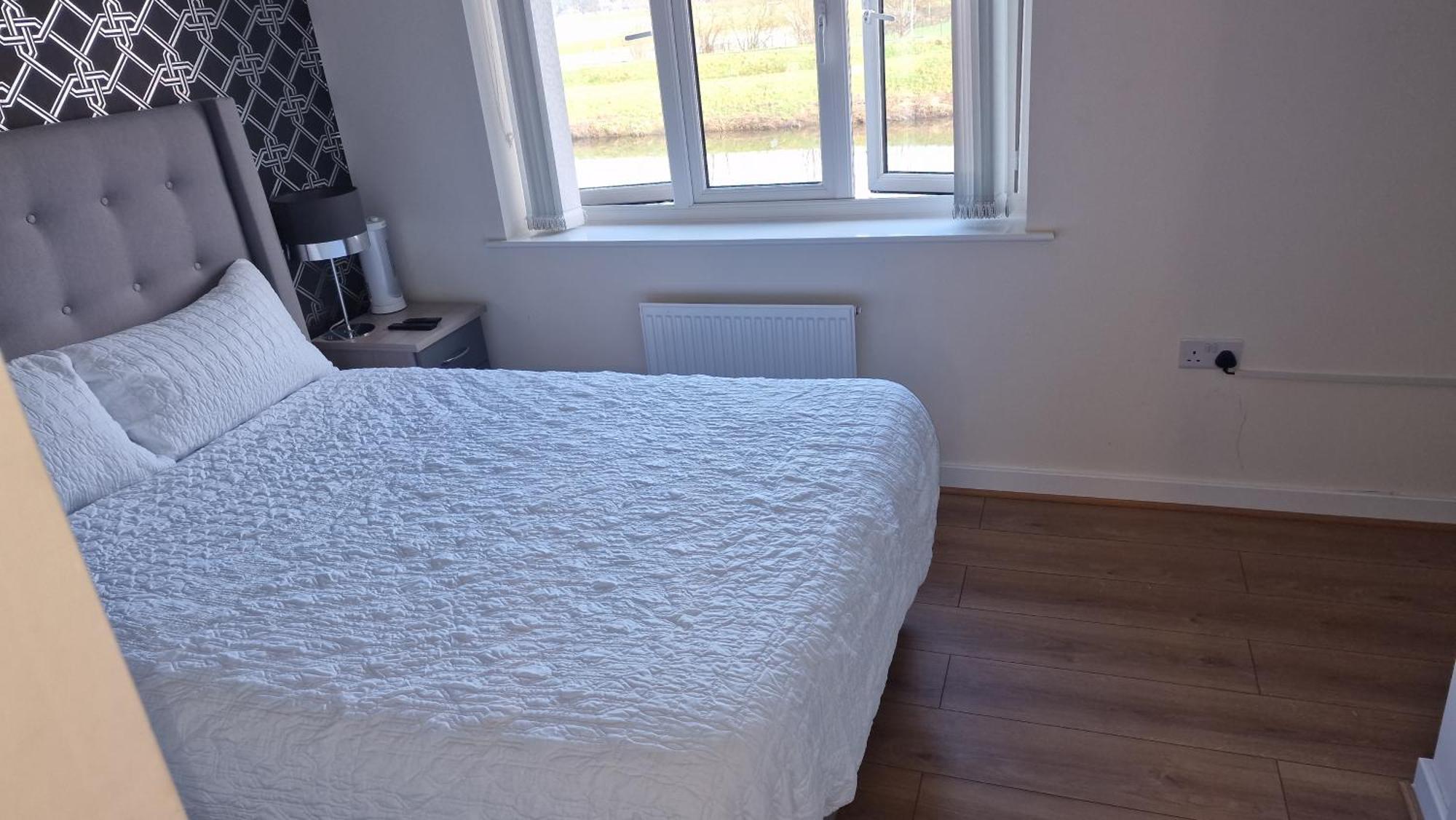 Апартаменты Stunning Canal View 2 Bedroom With Free Parking