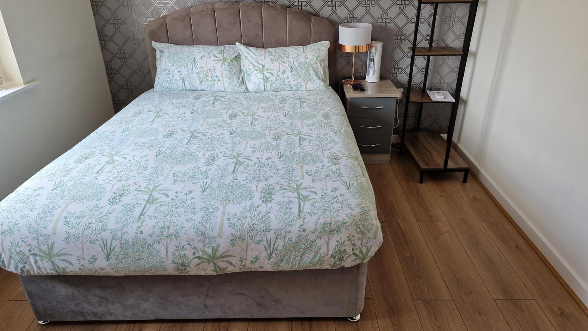 Stunning Canal View 2 Bedroom With Free Parking Апартаменты
