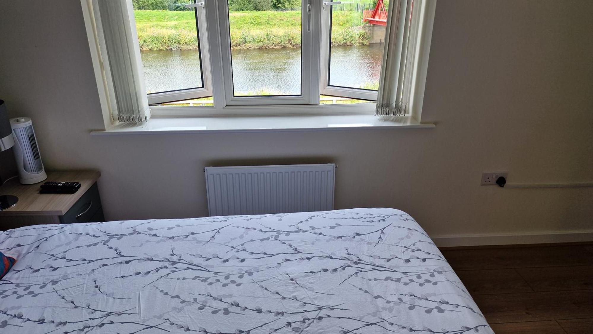 Апартаменты Stunning Canal View 2 Bedroom With Free Parking *